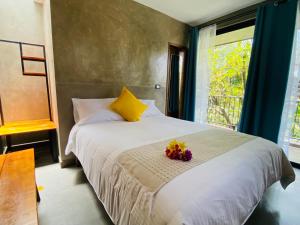 ein Schlafzimmer mit einem großen Bett, das mit Blumen bedeckt ist in der Unterkunft Hotel Casa Grangelo in Atlixco