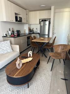 a living room with a couch and a table at Moderno Departamento Viña del Mar in Viña del Mar