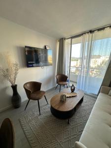 a living room with a couch and a table and chairs at Moderno Departamento Viña del Mar in Viña del Mar