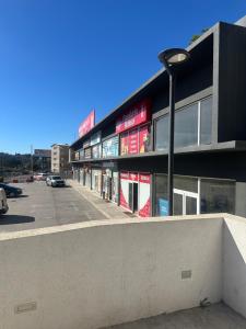 a building with a parking lot and a street light at Moderno Departamento Viña del Mar in Viña del Mar