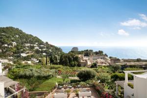 Blick auf ein Ferienresort mit dem Meer im Hintergrund in der Unterkunft Sina Flora in Capri
