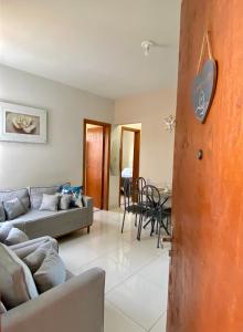 a living room with a couch and a table at Apto Aconchego no Coração de Capitólio condomínio residencial in Capitólio