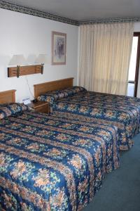 A bed or beds in a room at Viking Jr. Motel