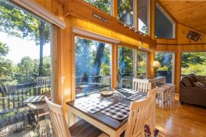a dining room with a table and chairs at Beary Blessed Cabin in Fleetwood