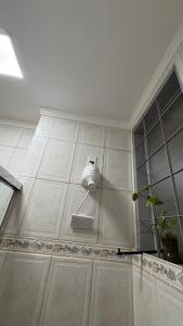 a white room with a ceiling with a light on it at Apto aconchegante no centro de Manaus in Manaus +57 photos