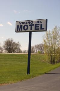Ett certifikat, pris eller annat dokument som visas upp på Viking Jr. Motel