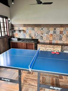 a blue ping pong table in a room at Casa da Jabuticaba! in Itatiaia
