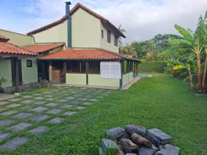 a backyard of a house with a grass yard at Casa da Jabuticaba! in Itatiaia