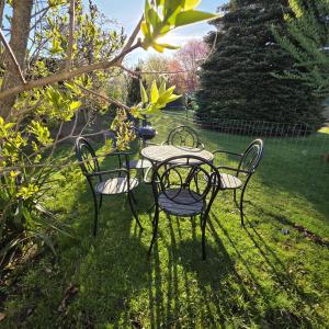 three chairs and a table and a table and chairsitures at Joselia in Falkenberg