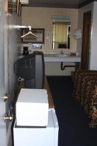 een kamer met een bed en een bureau met dozen bij Viking Jr. Motel in Saint Peter