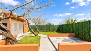 a garden with two benches and a fence at Las casitas de Zamorano in La Esperanza