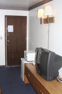 A television and/or entertainment centre at Viking Jr. Motel