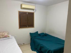 a small room with a bed and a window at Casaavatar12 in Piranhas