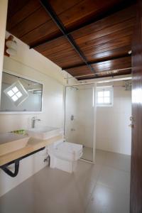 ein Badezimmer mit einem WC, einem Waschbecken und einem Spiegel in der Unterkunft The Tea Garden in Nuwara Eliya