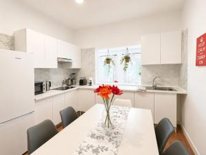 a kitchen with a table with a vase of flowers on it at Las casitas de Zamorano in La Esperanza