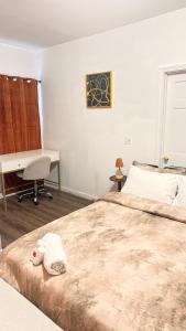 ein Schlafzimmer mit Bett, Schreibtisch und Computer in der Unterkunft Charming space in Lynn + 9 Fotos