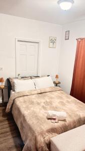 ein Schlafzimmer mit einem großen Bett, auf dem zwei Handtücher liegen in der Unterkunft Charming space in Lynn