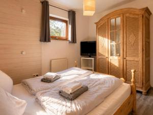 a bedroom with a bed with two towels on it at Ferienwohnung Feichten in Westendorf