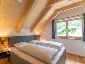 two beds in a room with a window at Haus Ganbei in Donnersbachwald