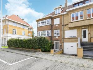 an empty street in front of a brick building at Elisa Beta in Nieuwpoort-Bad
