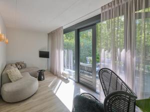 ein Wohnzimmer mit Sofa und großem Fenster in der Unterkunft De Douglas in Soesterberg
