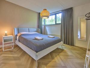 ein Schlafzimmer mit einem Bett und einem Fenster in der Unterkunft De Douglas in Soesterberg