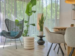ein Zimmer mit zwei Stühlen und einem Tisch mit Pflanzen in der Unterkunft De Douglas in Soesterberg