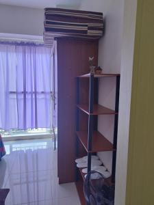 a room with a book shelf and a window at Wind Residences in Tagaytay