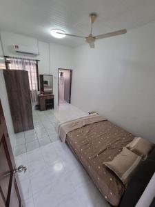 a large bed in a room with a ceiling at D' Saras Homestay in Sitiawan