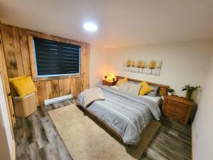 a bedroom with a bed and a window at Chalet Relaxant sur Lac Forêt in Saint Zenon