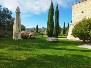 an umbrella sitting in the grass in a yard at Delser Verona Manor House in Verona