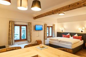 Tempat tidur dalam kamar di Tirolerhof - Appartmenthaus