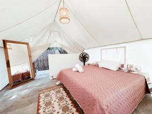 a bedroom with a bed in a tent at Glamping Kunna Tayrona in El Zaino