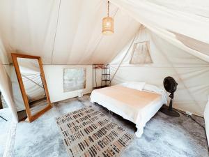 a bedroom with a bed in a tent at Glamping Kunna Tayrona in El Zaino