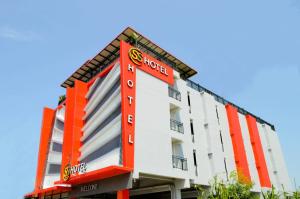 a building with a hotel sign on it at S.S.Hotel Nangrong in Nang Rong