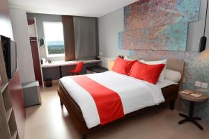 سرير أو أسرّة في غرفة في Ibis Gading Serpong