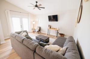 a living room with a couch and a ceiling fan at Golf-Side Retreat Calm Central Stylish in Columbus +12 photos