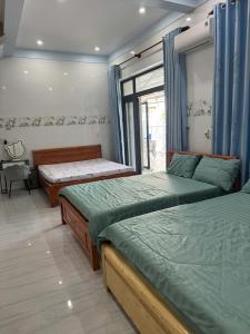 a bedroom with two beds and a window at KEN Homestay in Cu Lao Thu