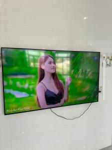 a flat screen tv hanging on a wall at KEN Homestay in Cu Lao Thu
