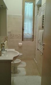 ein Bad mit einem Waschbecken, einem WC und einer Dusche in der Unterkunft Felicity5terre in La Spezia