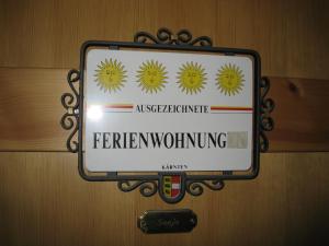 An der Wand hängt ein Schild mit den Worten in der Unterkunft Appartement Sonja Nassfeld in Sonnenalpe Nassfeld