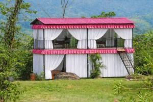 a house with a red roof and a balcony at Cabañas La Cima Del Cielo in San Vicente de Chucurí