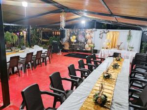 a group of tables and chairs in a banquet hall at Cabañas La Cima Del Cielo in San Vicente de Chucurí