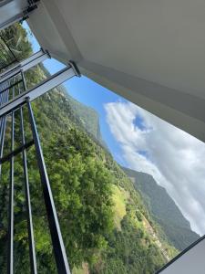 Blick aus einem Fenster auf einen Berg in der Unterkunft Studio Flat in Dominika