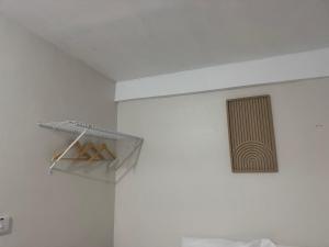 ein weißes Zimmer mit einem Regal und einem Fenster in der Unterkunft Studio Flat in Dominika + 1 Foto