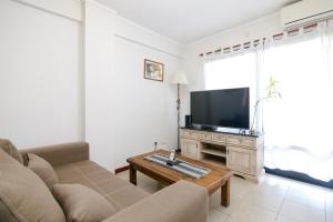 a living room with a couch and a flat screen tv at Candioti I Apartment - Santa Fe in Santa Fe