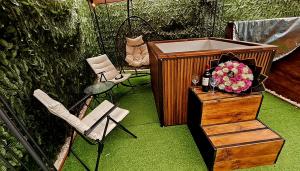 a room with a podium with flowers and chairs at Cabañas JP puerto montt in Puerto Montt