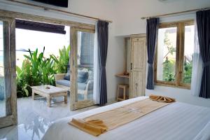เตียงในห้องที่ Ortha's Villa Amed