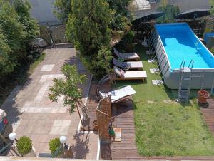 an overhead view of a swimming pool in a backyard at maisonette with garden in Perea