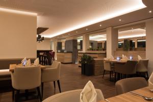 ein Speisesaal mit Tischen und Stühlen in einem Restaurant in der Unterkunft Hotel Bergruh in Oberstdorf